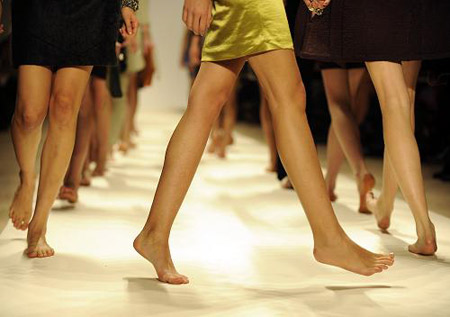 Models present creations from the Brian Reyes Fall 2009 collection barefoot after a number of them lost their shoes during New York Fashion Week Feb. 19, 2009. [Xinhua Photo]