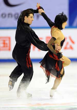 Alla Beknazarova (R) of Ukraine dances with her partner Vladimir Zuev during the compulsory dance competition of ice dancing in figure skating in the 24th World Winter Universiade at Harbin International Conference, Exhibition and Sports Center Gym in Harbin, capital of northeast China&apos;s Heilongjiang Province, Feb. 21, 2009. Alla Beknazarova and Vladimir Zuev took the third place with 33.44 points after the compulsory dance. 