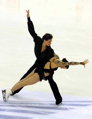 Ivan Shefer(L) of Russia dances with his partner Ekaterina Rubleva during the compulsory dance competition of ice dancing in figure skating in the 24th World Winter Universiade at Harbin International Conference, Exhibition and Sports Center Gym in Harbin, capital of northeast China&apos;s Heilongjiang Province, Feb. 21, 2009. Ekaterina Rubleva and Ivan Shefer took the second place with 34.43 points after the compulsory dance. 