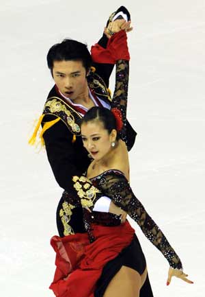 China&apos;s Huang Xintong (R) dances with her partner Zheng Xun during the compulsory dance competition of ice dancing in figure skating in the 24th World Winter Universiade at Harbin International Conference, Exhibition and Sports Center Gym in Harbin, capital of northeast China&apos;s Heilongjiang Province, Feb. 21, 2009. Huang Xintong and Zheng Xun took the 6th place with 28.73 points after the compulsory dance. 