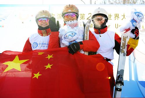 Chinese Li Ni'na held off compatriot Cheng Shuang to win the women's freestyle aerials gold at the Harbin Winter Universiade on Sunday. [Xinhua]
