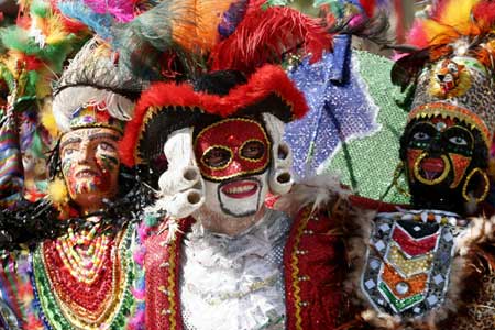 Revellers perform during a parade of Barranquilla's Carnival in Barranquilla, north Colombia, Feb. 21, 2009.[Xinhua]