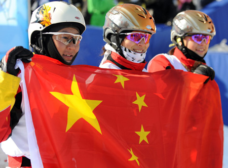 China' Li Ni'na (C), Cheng Shuang (R) and Dai Shuangfei react after the women's Aerials Individual competition in the 24th World Winter Universiade at the Yabuli Ski Resort 195km southeast away from Harbin, capital of northeast China's Heilongjiang Province, Feb. 22, 2009. Li Ni'na won the title of the event while Cheng Shuang and Dai Shuangfei ranked 2nd and 3rd. [Xinhua]