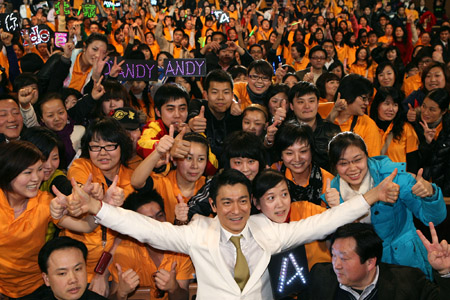 Actor Andy Lau (F) from Hong Kong poses for a group photo with his fans during the inaugural ceremony of the Shanghai branch of Andy Lau's World Club held in Shanghai, east China, Feb. 22, 2009. [Xinhua]