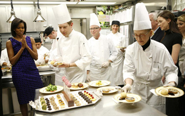 Chefs bring out dishes as US first lady Michelle Obama gives a dinner preview for Sunday's Governors dinner at the White House in Washington February 22, 2009. [China Daily/Agencies]