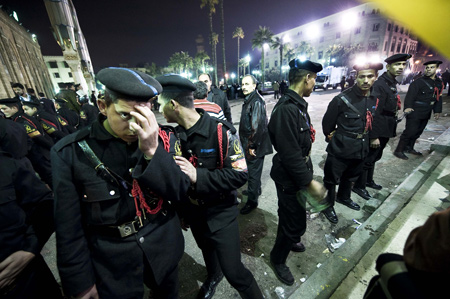 Egyptian policemen keep order in the blast scene located between the al-Hussein mosque and the Khan al-Khalili bazaar in Cairo, capital of Egypt, Feb. 22, 2009. At least one French tourist was killed and 20 people were injured in the blast happened on Sunday evening, the Health Ministry said in a statement.[Zhang Ning/Xinhua] 