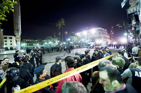 Egyptian policemen keep order in the blast scene located between the al-Hussein mosque and the Khan al-Khalili bazaar in Cairo, capital of Egypt, Feb. 22, 2009.[Zhang Ning/Xinhua]