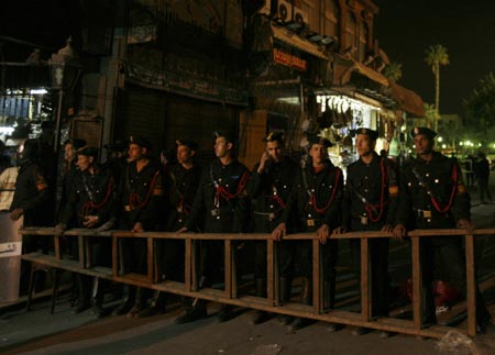 Egyptian police secure the area near the site of an explosion in Cairo, February 22, 2009.[Xinhua/Reuters]