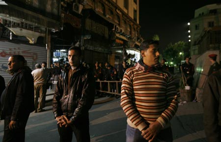 Egyptian plainclothes police secure the area near the site of an explosion in Cairo February 22, 2009.[Xinhua/Reuters] 