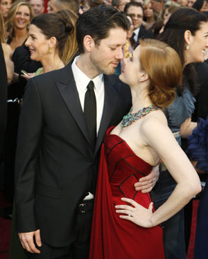 Amy Adams, best supporting actress nominee for 'Doubt', embraces her fiance Darren Le Gallo on arrival at the 81st Academy Awards in Hollywood, California Feb. 22, 2009. [Xinhua/Reuters]