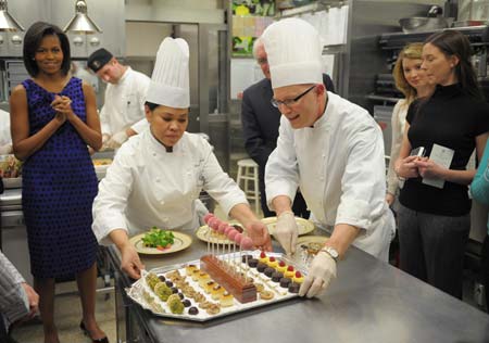 Chefs bring out dishes as U.S. first lady Michelle Obama gives a dinner preview for Sunday's Governors dinner at the White House in Washington February 22, 2009.[Xinhua/AFP]