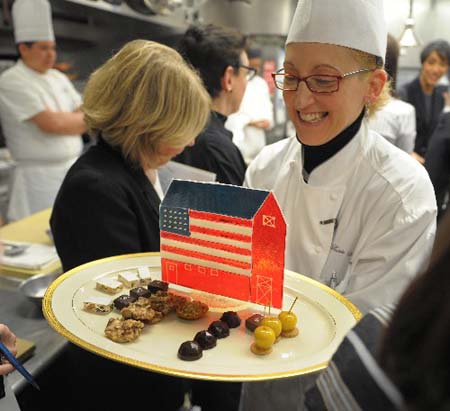 A plate of desserts is shown on President Obama's dinner with the state governors, Sunday, Feb. 22, 2009, at the White House in Washington.[Xinhua/AFP]