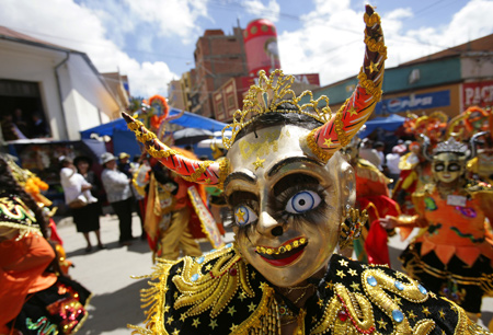 Members of the 'Diablada Autentica' perform during the Carnival parade in Oruro, some 200 km (124 miles) south of La Paz, February 21, 2009. Boisterous partying and religious fervor mingle in Bolivia's biggest Carnival celebration in Oruro, a mining and commercial city of more than 200,000 people at the heart of South America's poorest country. [Xinhua/Reuters]