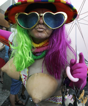 A reveller participates in the annual block party known as the 'Banda de Ipanema', one of the many carnival parties to take place in neighbourhoods of Rio de Janeiro February 21, 2009.[Xinhua/Reuters]