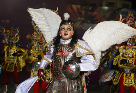 A member of the 'Diablada Ferroviaria' group performs during the Carnival parade in Oruro, some 200 km (124 miles) south of La Paz, February 21, 2009.[Xinhua/Reuters]