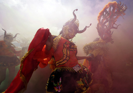 Members of the 'Diablada Autentica' perform during the Carnival parade in Oruro, some 200 km (124 miles) south of La Paz, February 21, 2009. Boisterous partying and religious fervor mingle in Bolivia's biggest Carnival celebration in Oruro, a mining and commercial city of more than 200,000 people at the heart of South America's poorest country.[Xinhua/Reuters]