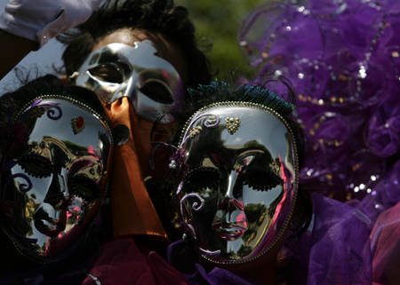 Revellers perform during a parade of Barranquilla's carnival in Barranquilla February 21, 2009.[Xinhua/Reuters] 