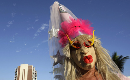 A reveller participates in the annual block party known as the 'Banda de Ipanema', one of the many carnival parties to take place in neighborhoods, in Rio de Janeiro February 21, 2009.[Xinhua/Reuters]