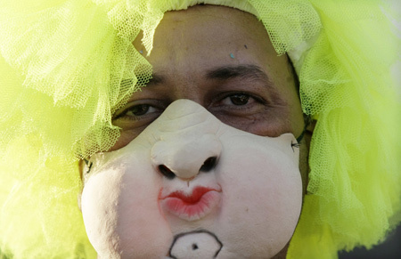 A reveller participates in the annual block party known as the 'Banda de Ipanema', one of the many carnival parties to take place in neighbourhoods of Rio de Janeiro February 21, 2009. [Xinhua/Reuters]