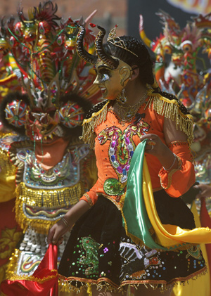 Members of the 'Bloco da Lama' (Block of Mud) group perform on Jabaquara beach in the city of Paraty, 263 km (163 miles) from Rio de Janeiro, February 21, 2009. 