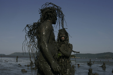 Two revelers covers himself with mud during the annual 'Bloco de Lama' carnival celebrations in Parati, Brazil, Saturday, Feb, 21, 2009.[Xinhua/Reutres]