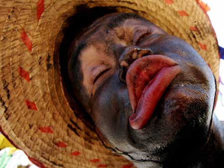 A reveller performs during a parade of Barranquilla's Carnival in Barranquilla, north Colombia, Feb. 21, 2009.[Xinhua]]