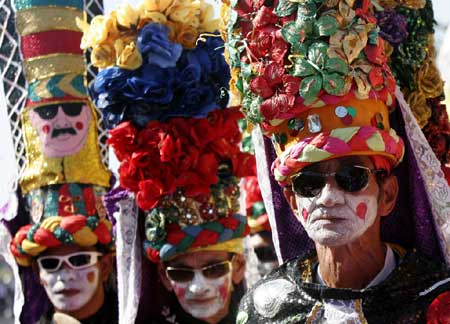  Revellers perform during a parade of Barranquilla's Carnival in Barranquilla, north Colombia, Feb. 21, 2009.[Xinhua]