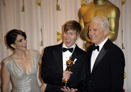 Dustin Lance Black (C) holds his trophy for best original screenplay of the 81st Academy Awards, for the film 'Milk', at the Kodak Theater in Hollywood, California, the United States, Feb. 22, 2009.[Qi Heng/Xinhua]