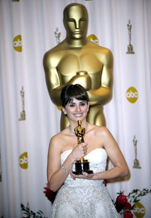 Penelope Cruz holds up her trophy for Best Supporting Actress of the 81st Academy Awards at the Kodak Theater in Hollywood, California, the United States, Feb. 22, 2009.[Qi Heng/Xinhua] 