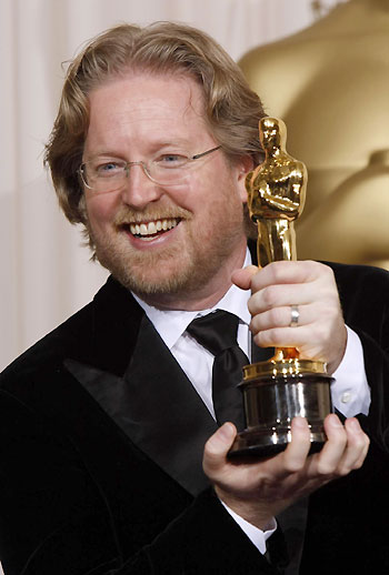 Andrew Stanton poses with his Oscar for best animated feature with the film 'Wall-E' backstage at the 81st Academy Awards in Hollywood, California, February 22, 2009. [China Daily/Agencies]