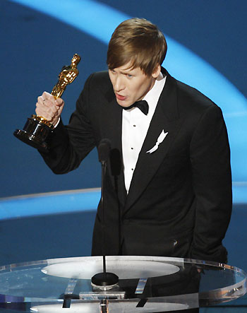 Dustin Lance Black holds the Oscar for best original screenplay for 'Milk' during the 81st Academy Awards in Hollywood, California February 22, 2009. [China Daily/Agencies]