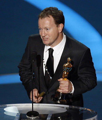 Simon Beaufoy holds his Oscar for best adapted screenplay, for the film 'Slumdog Millionaire,' at the 81st Academy Awards in Hollywood, California, February 22, 2009. [China Daily/Agencies]