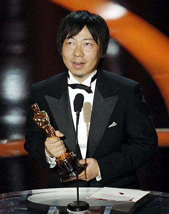 Kunio Kato holds his Oscar for best animated short film for 'La Maison en Petits Cubes' at the 81st Academy Awards in Hollywood, California, February 22, 2009. [China Daily/Agencies]