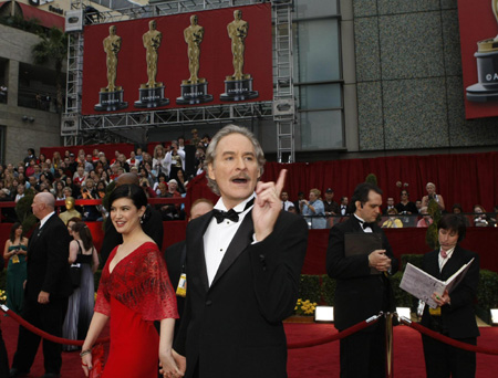 Actor Kevin Kline (C) and his wife Phoebe Cates arrive at the 81st Academy Awards in Hollywood, California February 22, 2009. [China Daily/Agencies] 