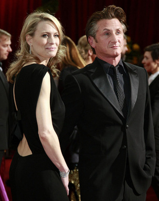 Sean Penn, best actor nominee for 'Milk', and his wife Robin Wright Penn pose for photographers on the red carpet at the 81st Academy Awards in Hollywood, California February 22, 2009. [China Daily/Agencies] 