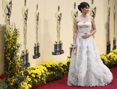  Best supporting actress nominee Penelope Cruz, from the film 'Vicky Cristina Barcelona,' arrives at the 81st Academy Awards in Hollywood, California February 22, 2009. [China Daily/Agencies] 