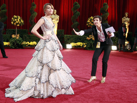 Miley Cyrus is positioned by her publicist at the 81st Academy Awards in Hollywood, California February 22, 2009. [China Daily/Agencies] 