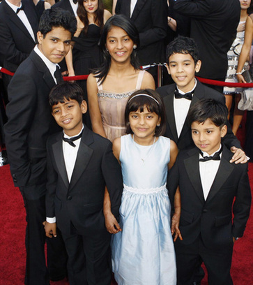 Young actors from 'Slumdog Millionaire' (front row L-R) Azharuddin Mohammed Ismail, Rubina Ali, Ayush Manesh Khedekar, (back row L-R) Ashotosh Lobo Gajiwala, Tangi Ganesh Lonkar and Tanay Hermant Chheda arrive at the 81st Academy Awards in Hollywood, California February 22, 2009. [China Daily/Agencies] 