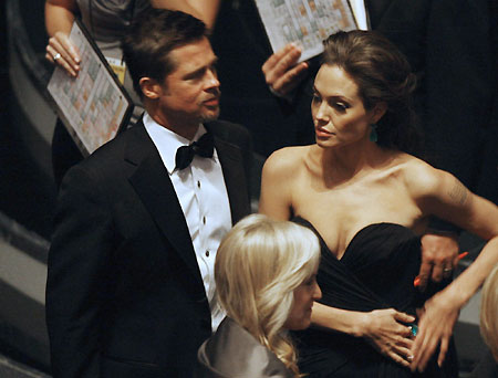 Brad Pitt, best actor nominee for his role in the film 'The Curious Case of Benjamin Button,' and Angelina Jolie, best actress nominee for her role in the film 'Changeling,' arrive at the 81st Academy Awards in Hollywood, California February 22, 2009. [China Daily/Agencies]