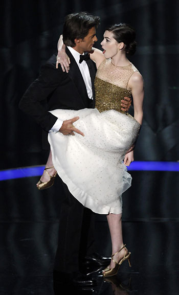 Host Hugh Jackman (L) and actress Anne Hathaway perform during the opening of the 81st Academy Awards in Hollywood, California February 22, 2009. [China Daily/Agencies]