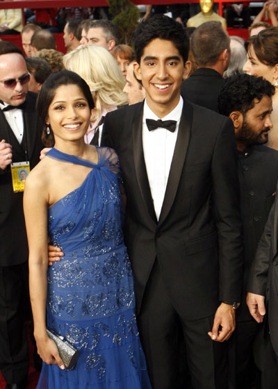 Actors Freida Pinto and Dev Patel from best picture nominee 'Slumdog Millionaire' pose on arrival at the 81st Academy Awards in Hollywood, California February 22, 2009. [China Daily/Agencies]