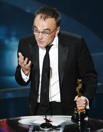 Danny Boyle holds his Oscar for best director for his work in 'Slumdog Millionaire' during the 81st Academy Awards in Hollywood, California February 22, 2009. [China Daily/Agencies]