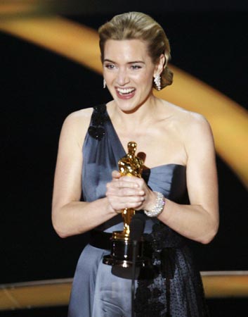 Kate Winslet holds her Oscar for best actress for her role in 'The Reader' during the 81st Academy Awards in Hollywood, California February 22, 2009. [China Daily/Agencies]