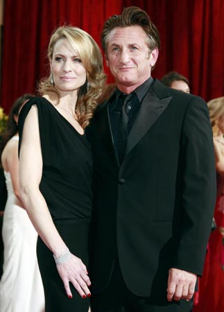 Sean Penn (R), best actor winner for 'Milk', and his wife Robin Wright Penn pose for photographers on the red carpet at the 81st Academy Awards in Hollywood, California February 22, 2009. [China Daily/Agencies]