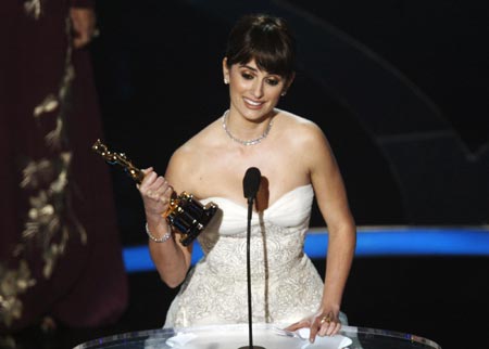 Penelope Cruz holds the Oscar for best supporting actress for her role in 'Vicky Christina Barcelona' during the 81st Academy Awards in Hollywood, California February 22, 2009. [China Daily/Agencies]