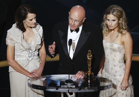 The late Heath Ledger's (L-R) mother Sally Bell, father Kim Ledger, and sister Kate Ledger, accept the Oscar for best supporting actor on Heath Ledger's behalf for his work in 'The Dark Knight' during the 81st Academy Awards in Hollywood, California February 22, 2009. [China Daily/Agencies]