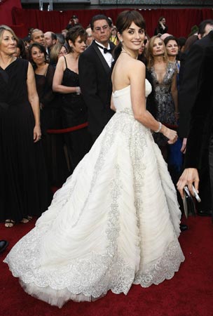 Penelope Cruz, best supporting actress winner for 'Vicky Cristina Barcelona,' arrives at the 81st Academy Awards in Hollywood, California February 22, 2009. [China Daily/Agencies]