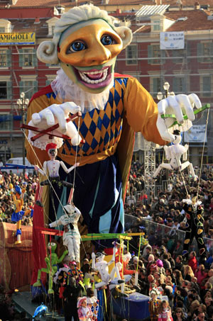 Revellers play around a float during the 125th Nice carnival in south French city Nice, Feb. 22, 2009. Started on Feb. 13, the carnival will last to March 1.[Zhang Yuwei/Xinhua]