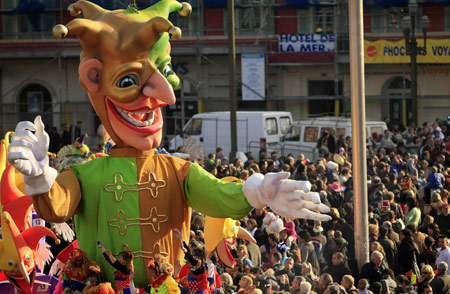 Revellers play around a float during the 125th Nice carnival in south French city Nice, Feb. 22, 2009. Started on Feb. 13, the carnival will last to March 1.[Zhang Yuwei/Xinhua]