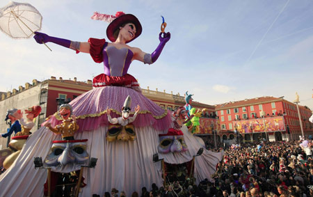 Revellers play around a float during the 125th Nice carnival in south French city Nice, Feb. 22, 2009. Started on Feb. 13, the carnival will last to March 1.[Zhang Yuwei/Xinhua]